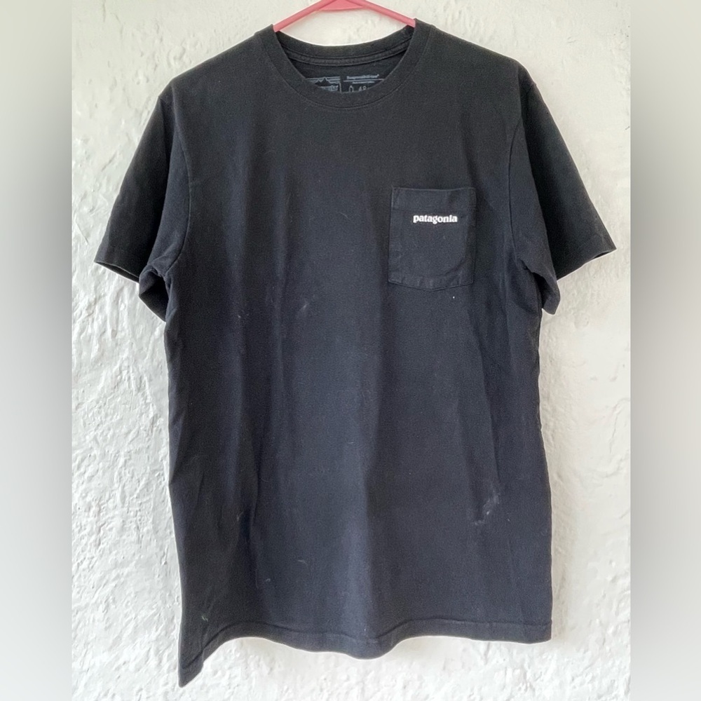 Patagonia P-6 Logo Men’s Cotton Blend Regular Fit Black Pocket Tee; size M